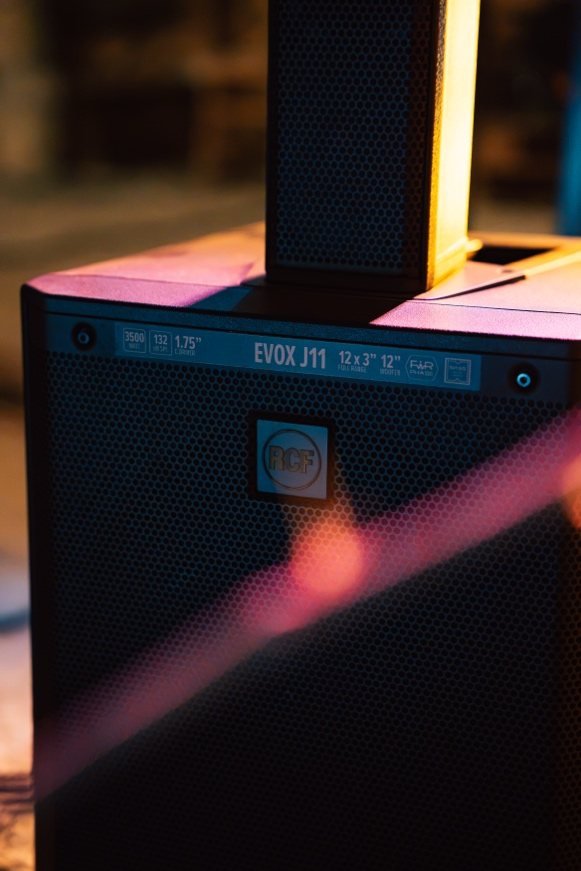 Column speaker system at an event